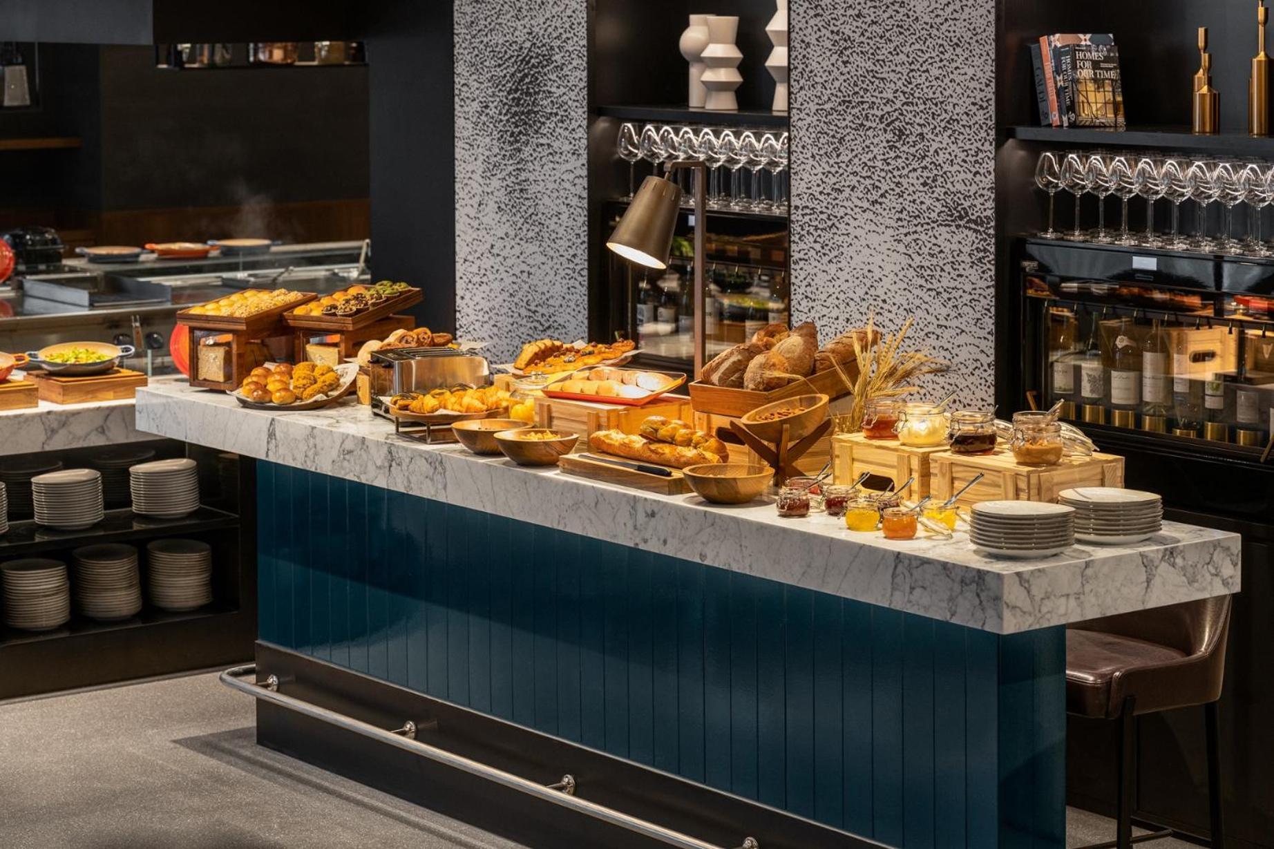 ホテル Intercontinental Kaohsiung By Ihg エクステリア 写真 A buffet at a restaurant