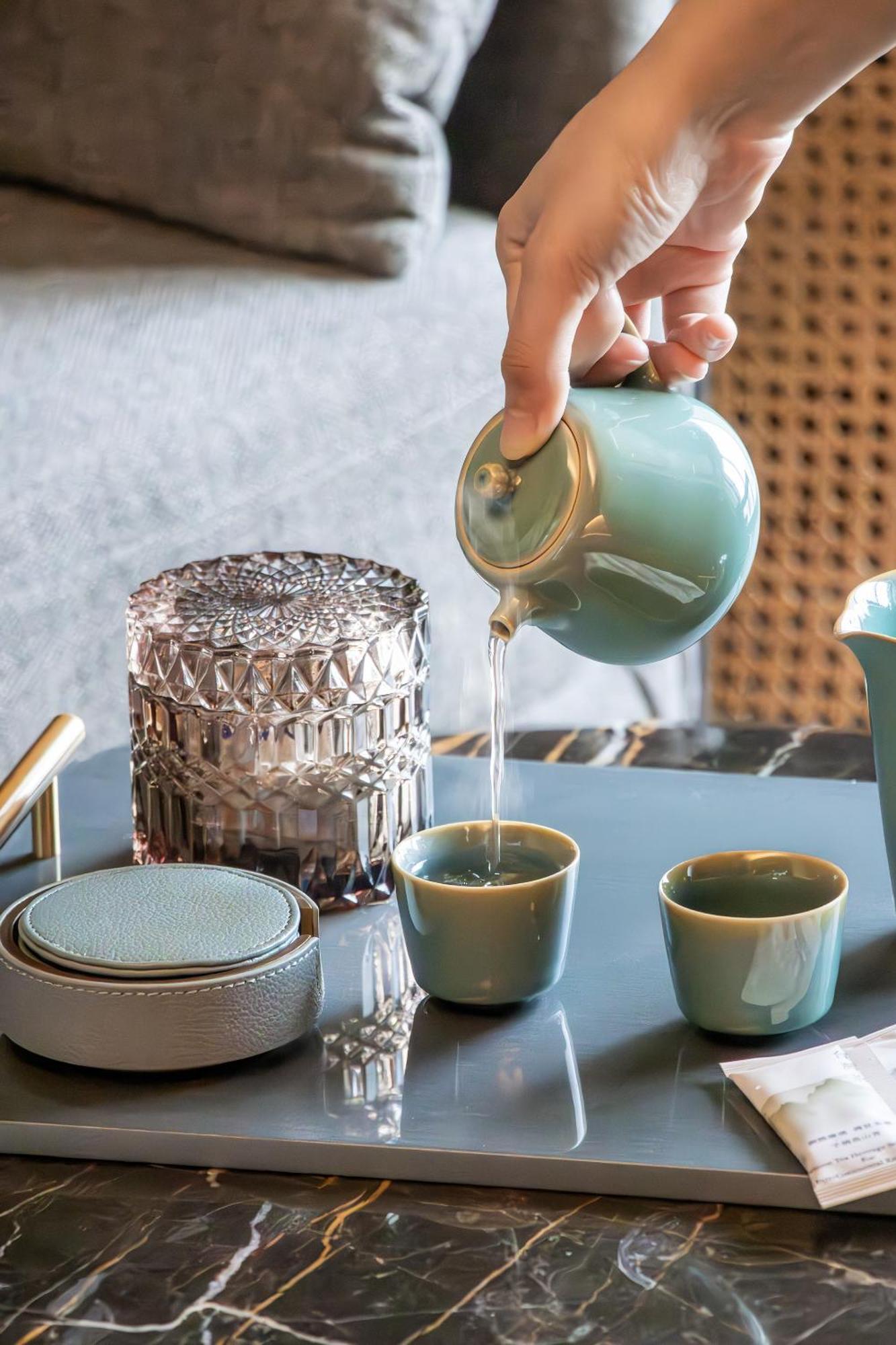 ホテル Intercontinental Kaohsiung By Ihg 部屋 写真 Tea being poured into a teacup