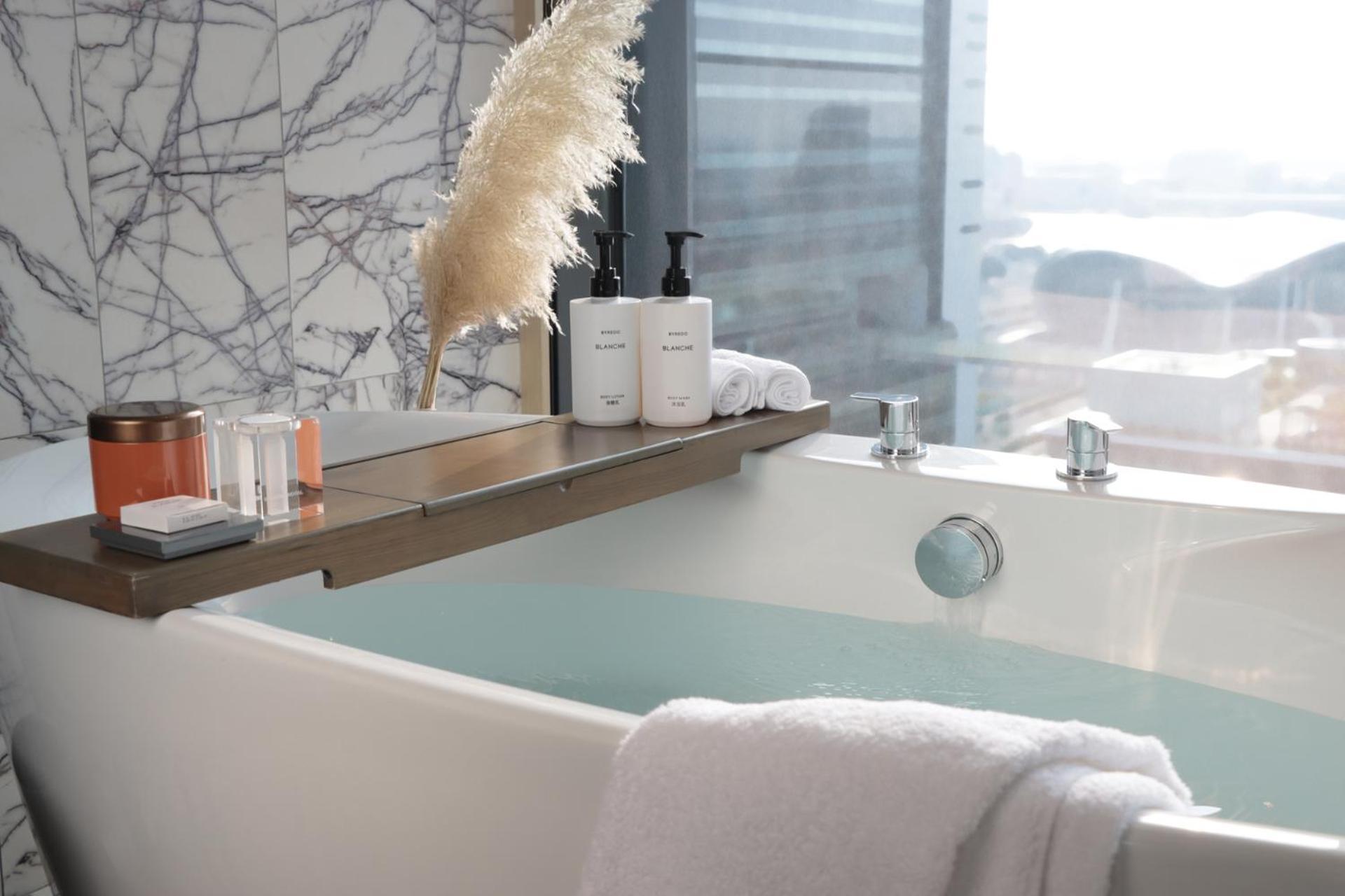ホテル Intercontinental Kaohsiung By Ihg エクステリア 写真 A modern bathtub