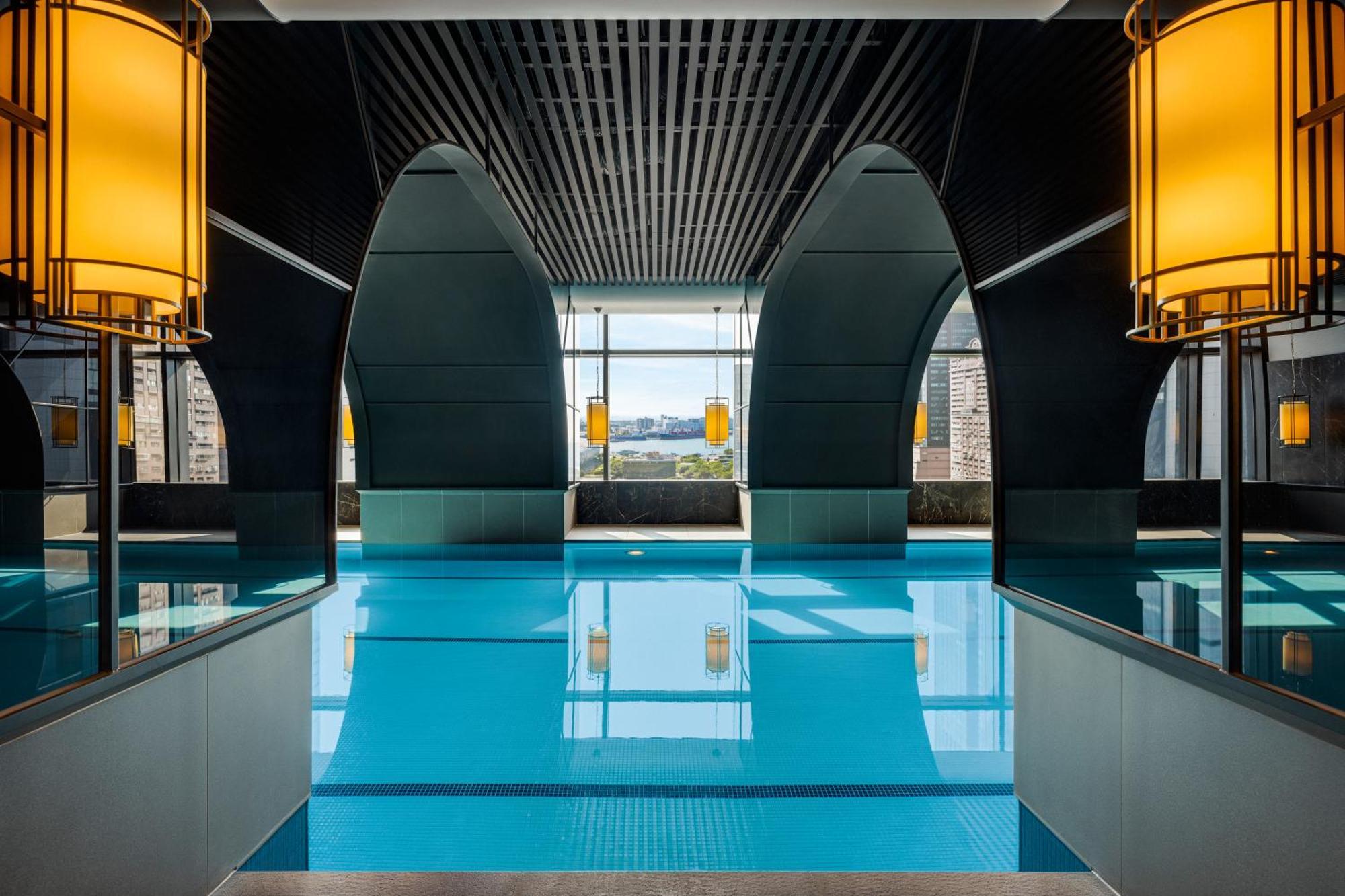 ホテル Intercontinental Kaohsiung By Ihg エクステリア 写真 The pool at the hotel
